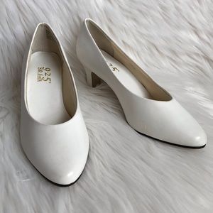 SOLD / VINTAGE • white pumps